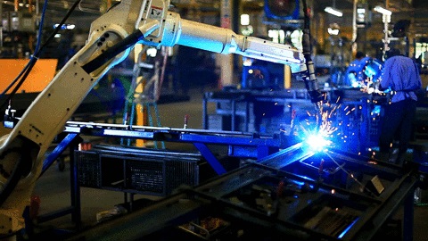 Brazo robot soldando en una fábrica: Gifs eventos